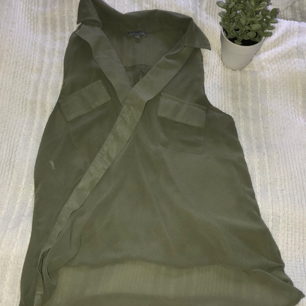 • Sleveless Blouse•